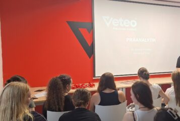 Auszubildende zur Tiermedizinischen Fachangestellten bei der Laborbesichtigung der Veteo GmbH in Augsburg
